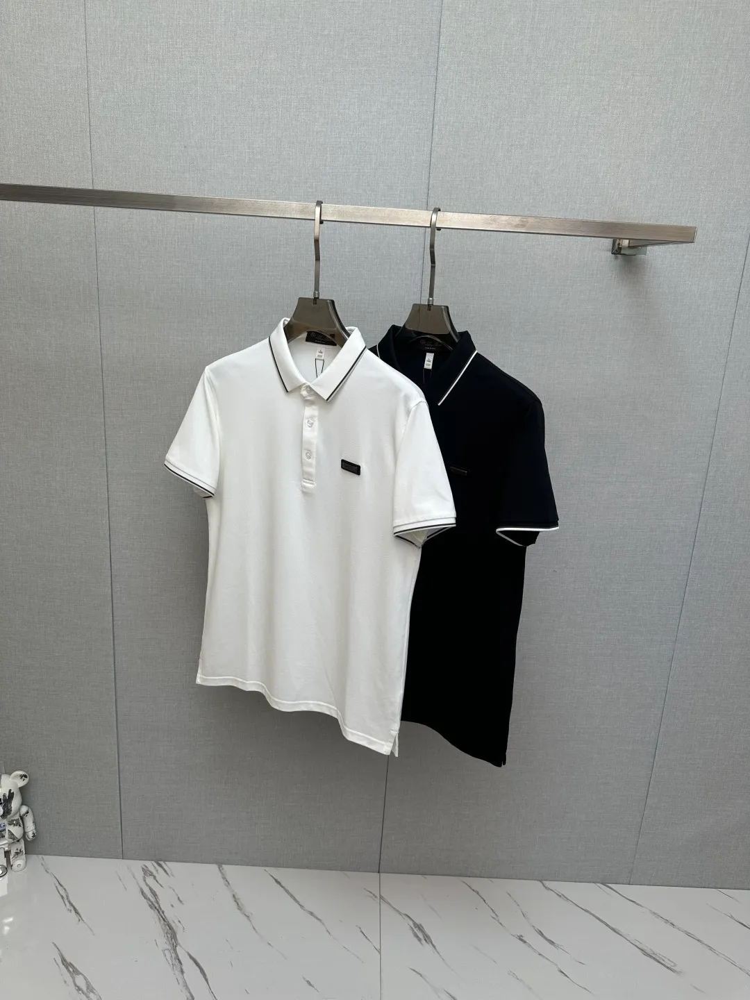 Available at the official New Arrival counter at the same time, men's lapel short-sleeved POLO shirts, Premium mainline Series, imported piqué mercerized cotton fabric, with first-class texture, excellent skin-friendliness, silky and delicate touch, fashionable three-button placket design, small lapels, fashionable and age-reducing, and the upper body is full of Italian accent, full of style. Sizes: M—3XL